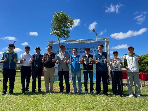 Deputy Mayor Lee Shu-chuan and guests plant a “tree of hope,” symbolizing the park’s commitment to ecological sustainability and environmental education