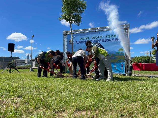 Deputy Mayor Lee Shu-chuan and guests plant a “tree of hope,” symbolizing the park’s commitment to ecological sustainability and environmental education