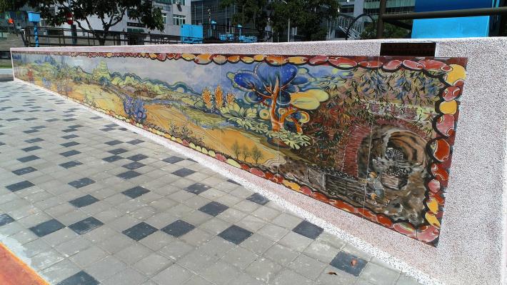 潁川福同的畫作以陶版燒製呈現在牆上