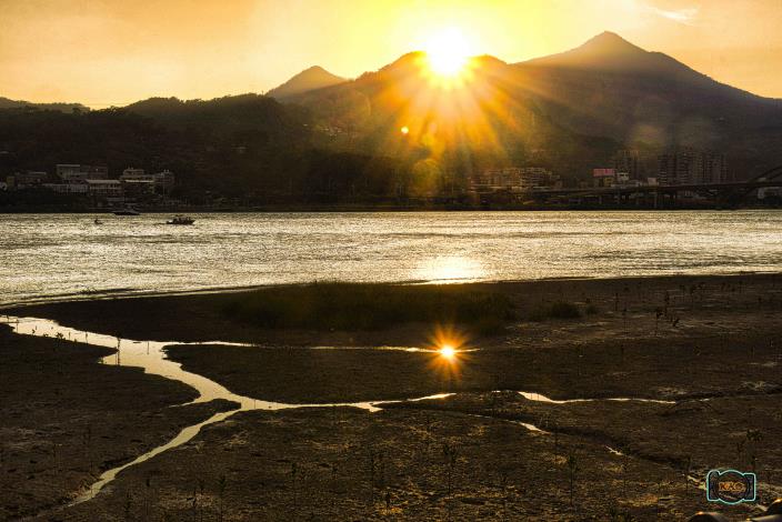 關渡河濱公園夕陽餘暉灑落河面很迷人