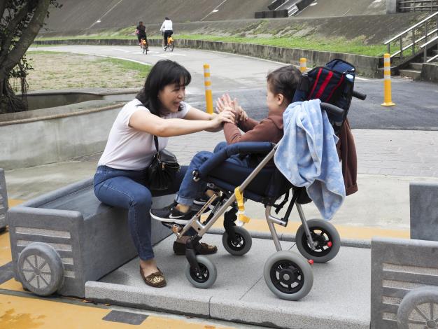 「小礦車座椅」空間寬敞，可以和家人一起享受休閒時光