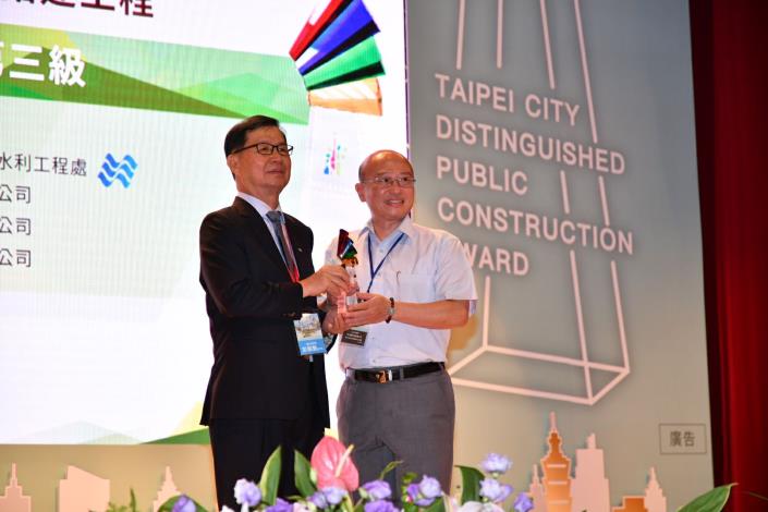 四分溪勤力橋拓建工程 水利處總工程司張凱堯接受頒獎
