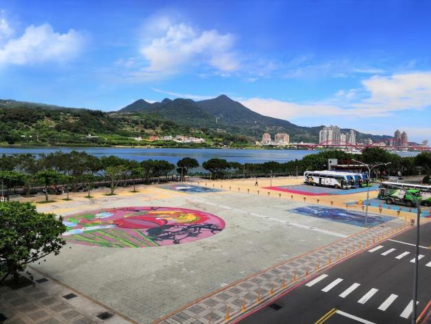「關渡水岸公園周邊景觀整建工程」水利處利用圖樣來美化鋪面