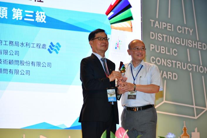 水利處由總工程司張凱堯出席接受頒獎 (2)