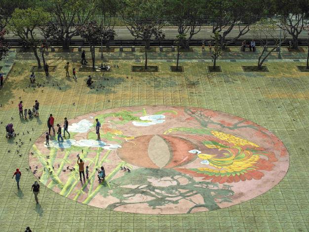 「關渡水岸公園周邊景觀整建工程」水利處利用圖樣來美化鋪面，鋪面使用兩幅3D繪圖及廟宇彩繪