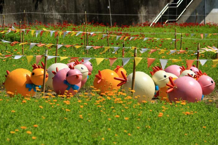 「福球小雞」一家散佈於花叢中，熱鬧開心地迎接來訪遊客