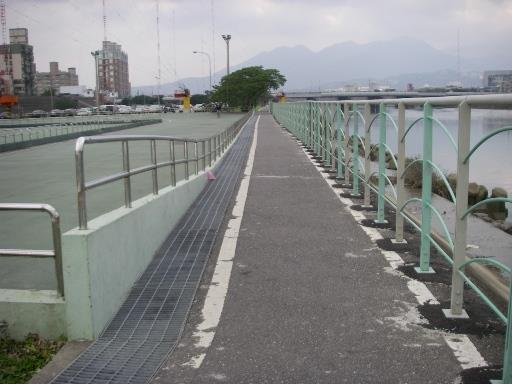 改善前：早期車道設計狹窄，已不敷今日使用需求