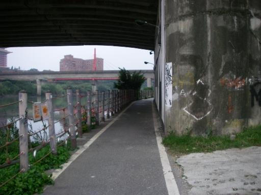 改善前：承德橋下自行車道擁擠陰暗