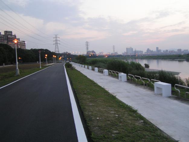龍山河濱公園自行車道拓寬及新設人行步道