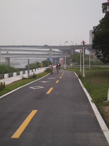 龍山河濱公園自行車道拓寬及人行步道整修
