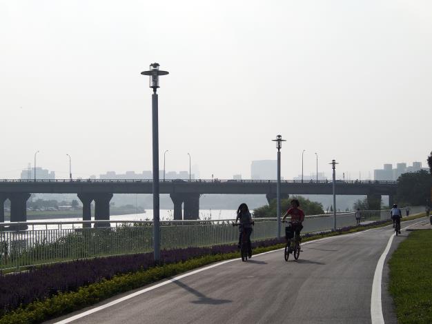 自行車道拓寬為4公尺並採人、車分道，使民眾更加安全的悠遊河濱公園