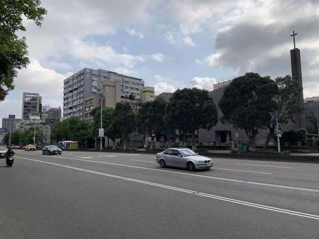 In 2021 Xinsheng Drainage already went under Xinsheng South Road, leaving Holy Family Church Taipei alone. Source: https://www.chr.gov.taipei/