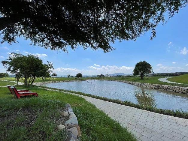 Visitors can look over the Four Beasts Mountain and Taipei 101 from the Meiti Riverside Park.