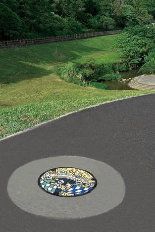 Painted manhole cover in Neihou District – Picnic  Created by Hsieh Tung-Lin