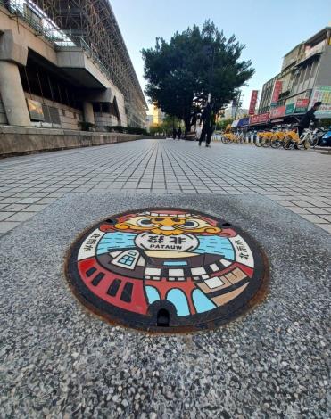 Painted manhole cover in Beitou District – “Hundred Years Bathing Place Lion of Beitou  Created by Chang Han-Ning, Director of UID Create