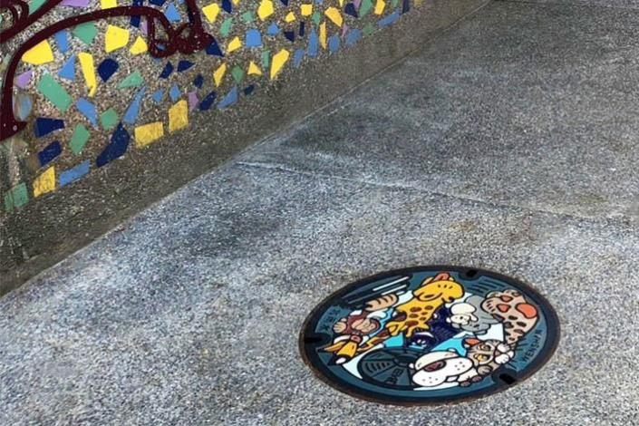 The installation of Phase II manhole covers featuring distinctive Taipei features has been completed. The picture shows the special manhole cover of Wenshan District – Animal Discovery Journey
