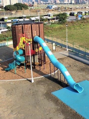 Heshuang No.21 Riverside Park – Children's Playground features a 7-meter tall giant slide, the tallest in Taipei's riverside parks
