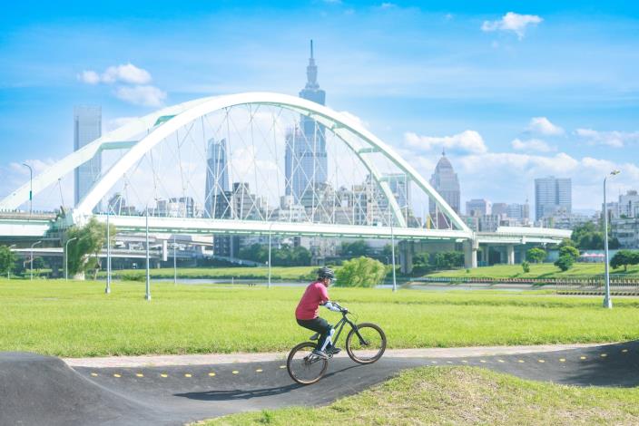 Taiwan's largest and Taipei Citys first “Rainbow Pump Track,” is located at the Rainbow Riverside Park in Neihu District