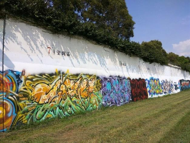 Dedicated graffiti areas in seven Taipei riverside locations have been freshly repainted white. Creative souls are welcome to create graffiti art.