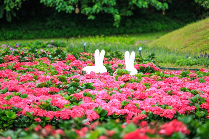 Adorable bunny-themed installations together with a sea of flowers create the perfect backdrop for gorgeous photos.