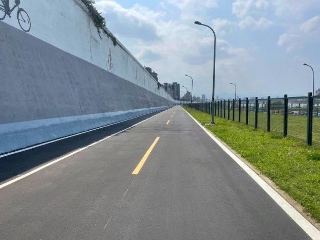 Bikeway in Yanping Riverside Park is ready to go