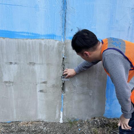 Floodwall expansion joint inspection