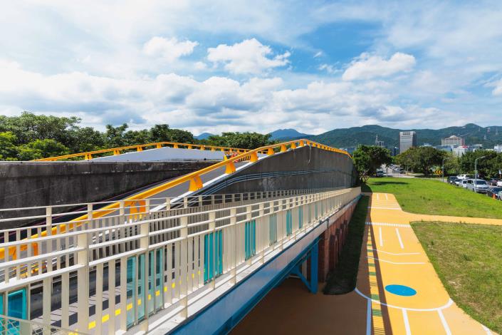 The Keelung River No.6 Evacuation Gate and the adjacent guide rail and bike ramp renovation at Guanshan Riverside Park have been completed