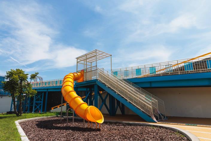 The new slide at the Keelung River No.6 Evacuation Gate offers a free playground for kids