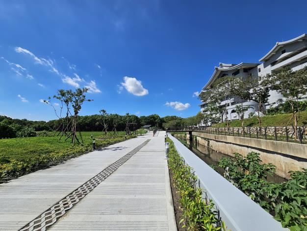 The solidified soil trail linking Ligung Street to Dadu Road is mixed with the local soil, ideal for cycling and strollin