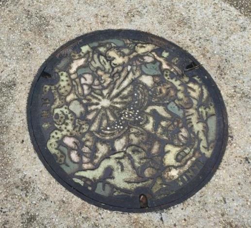 Character manhole covers in Xinyi District Land of Four Species before cleanin