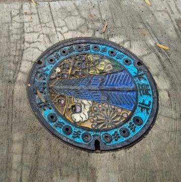 Character manhole covers “Taipei to the World” before cleanin