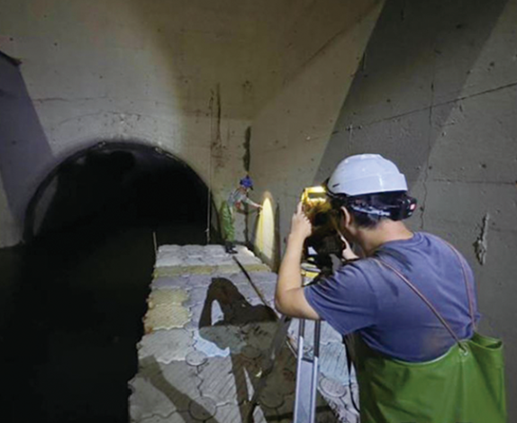 Measuring work before dredging the pressure culvert (measuring sludge volume)