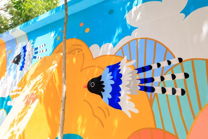 The Formosan blue magpie in the skyline symbolizes the vigor and metamorphosis of Taipei.