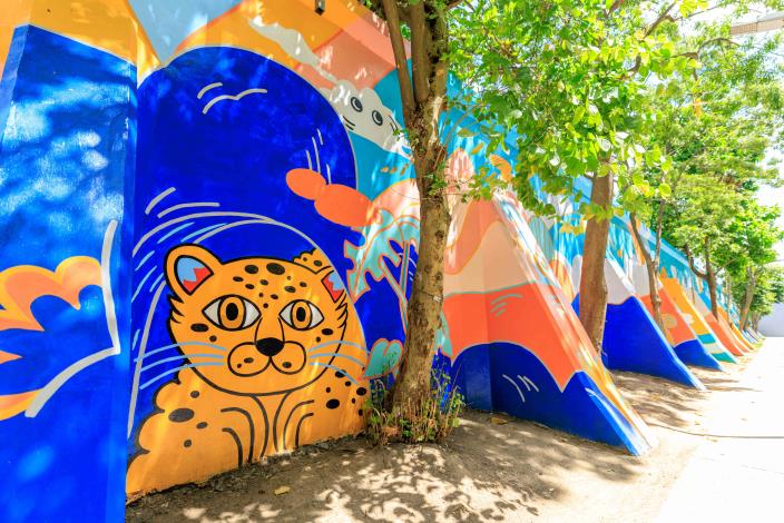 The Panther of the new “Four Cute Beasts” embankment wall painting appears in Songhe Street, Taipei City. (1)