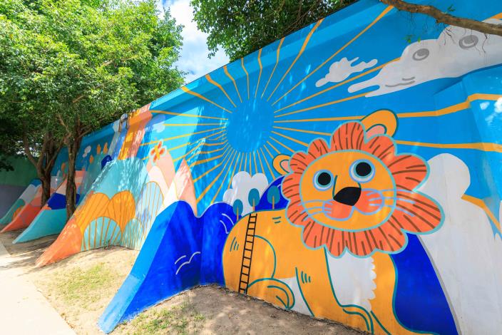The Lion of the new “Four Cute Beasts” embankment wall painting appears in Songhe Street, Taipei City. (2)