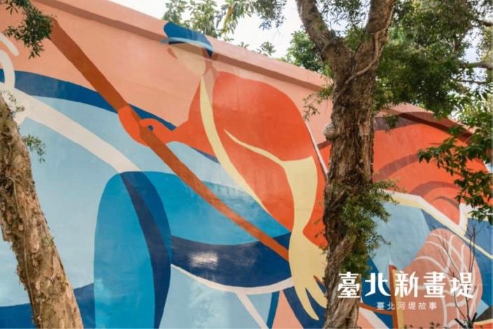 The artwork revives memories of the old Zhongshan Bridge, red worm harvesting, and dragon boat crafting—retracing the rich local stories of Sanjiao Ferry Pier.