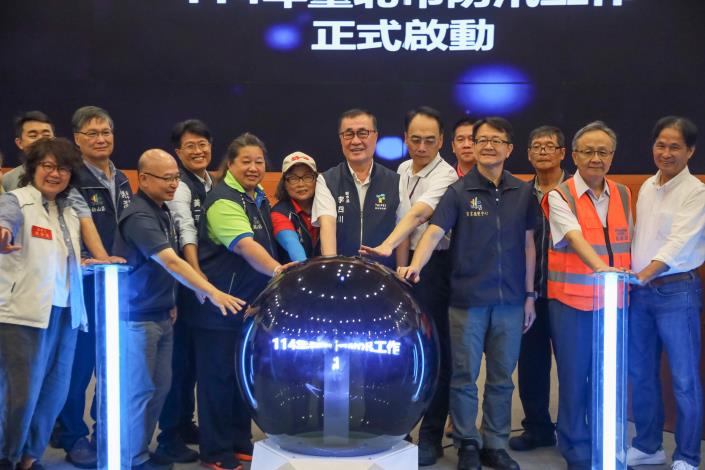 Borough chiefs and response team leaders from flood prevention communities gather with city disaster response agencies_