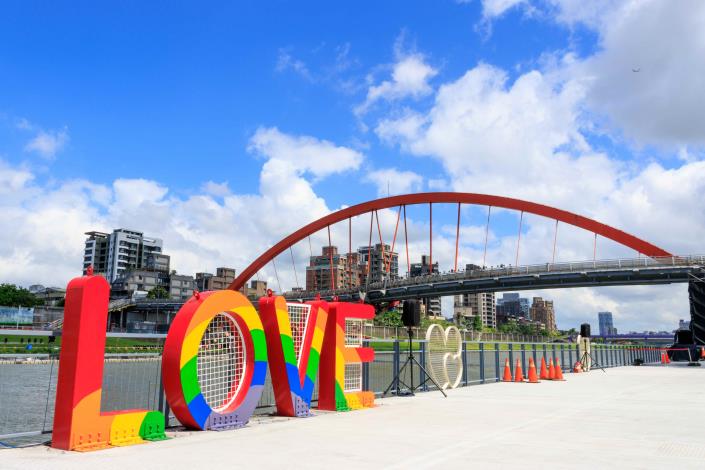 The "Rainbow and Love Motif Selfie Wall" , a popular selfie attraction, has been updated
