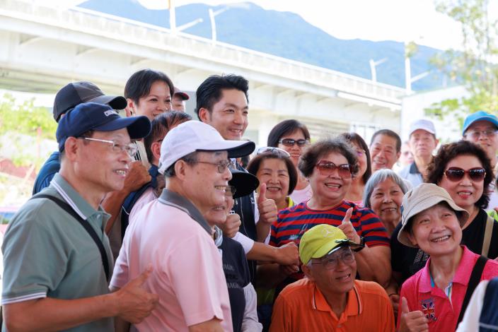 Group photo of Mayor Chiang Wan-an and residents of Beitou District