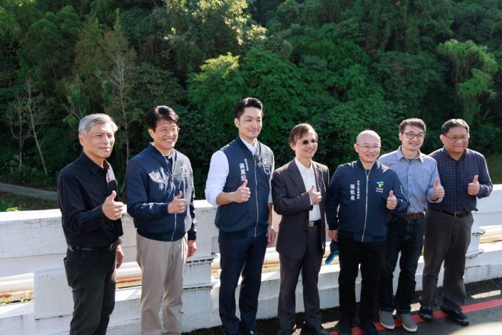 Group photo of Mayor Chiang Wan-an with Huang Yi-Ping, Commissioner of the Public Works Department; Zhang Kai-Yao, Director of the Hydraulic Engineering Office; the President of National Chengchi University; professors; and the construction team