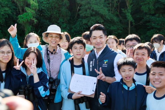 Mayor Chiang Wan-an with teachers and students during an outdoor learning activity