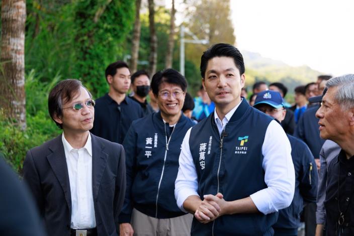 Mayor Chiang Wan-an inspects the riverside ecology with Public Works Department Commissioner Huang Yi-ping, HEO Director Zhang Kai-yao, and National Chengchi University Executive Vice President Chan Chih-yu, along with faculty members