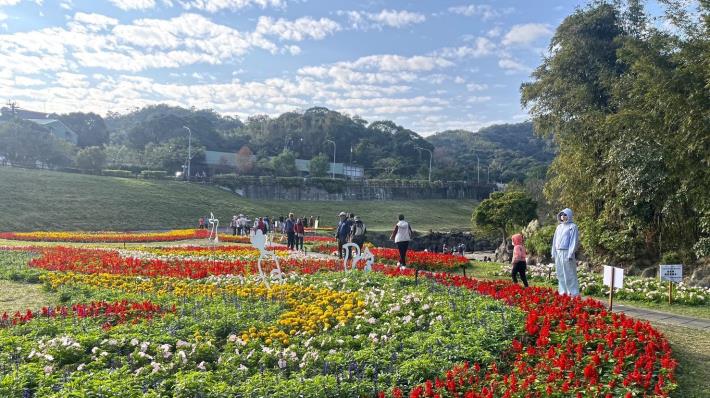 Look out for the adorable bunny and squirrel signs hidden among the flowers! They add a fun touch to the scenery the whole family will enjoy
