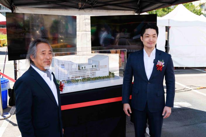 Mayor Chiang Wan-an (right) poses for a photo with architect Kris Yao