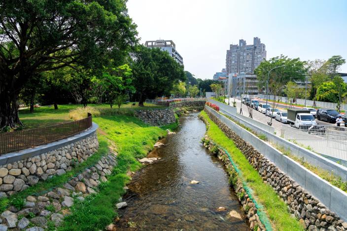 Porous materials and nature-based revetment designs create an eco-friendlier habitat