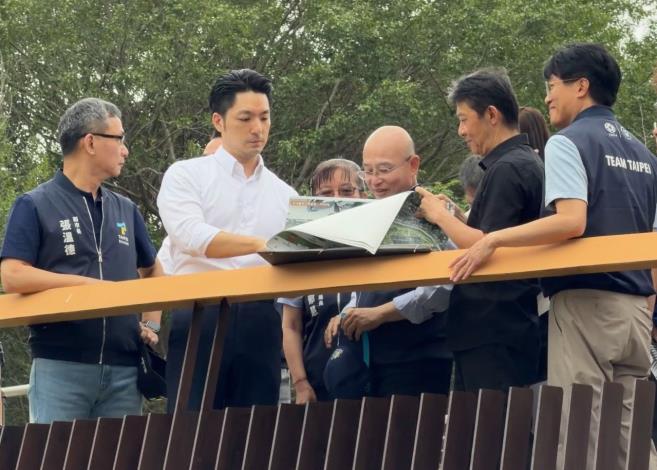 Director Zhang Kai-yao of the HEO briefs Mayor Chiang Wan-an on the Huanggang River Revitalization Project