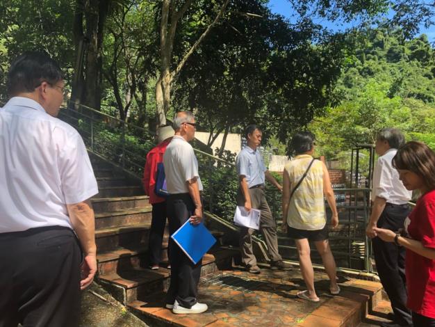 圖2：社區幹部說明水保設施維護情形。