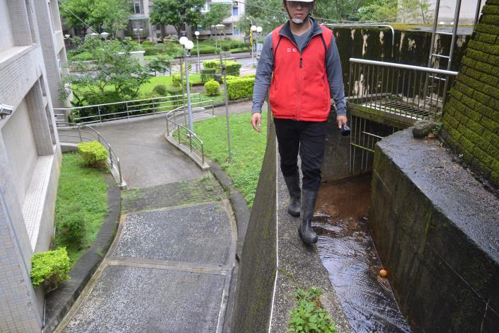 照片2-1 針對土石流潛勢溪流之溪溝及鄰近水土保持設施進行巡查