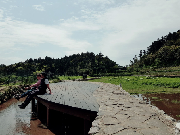 8.晃著腳聊天休憩