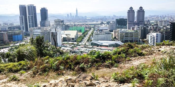 01_劍南山火燒跡地接近稜線，可眺望臺北101及美麗華摩天輪。